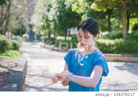スマートウォッチを見る若い女性 138378217