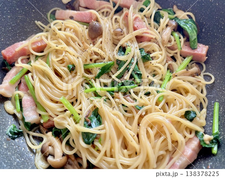 ベーコンとキノコとほうれん草のペペロンチーノ ベーコンとキノコとほうれん草のペペロンチーノ 138378225