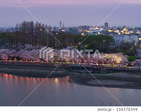 川越市の夜景と満開の伊佐沼の夜桜　埼玉県川越市（ドローンによる空撮） 138378349