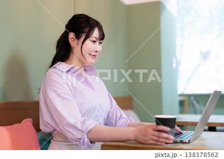 コワーキングスペースで仕事をする女性 コワーキングスペースで仕事をする女性 138378562