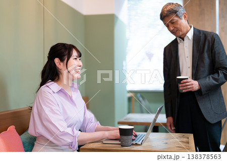 コワーキングスペースで仕事の相談をする男女の会社員 138378563