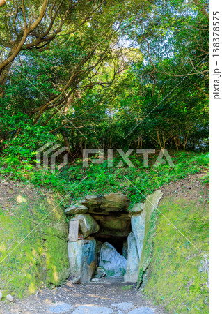 春の鬼の窟古墳　長崎県壱岐市 138378575