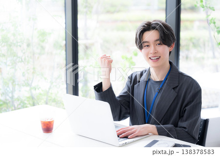 仕事で成果を出して喜ぶ若手社員の成功と達成のビジネスシーンのガッツポーズのカメラ目線　ポジティブ 138378583