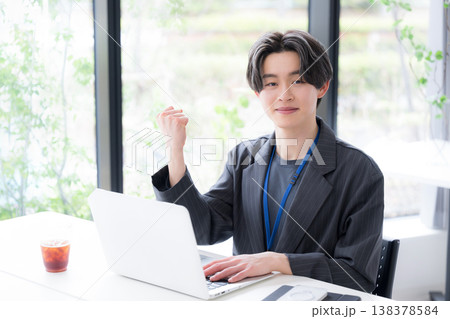 仕事で成果を出して喜ぶ若手社員の成功と達成のビジネスシーンのガッツポーズのカメラ目線 ポジティブ 仕事で成果を出して喜ぶ若手社員の成功と達成のビジネスシーンのガッツポーズのカメラ目線 ポジティブ 138378584