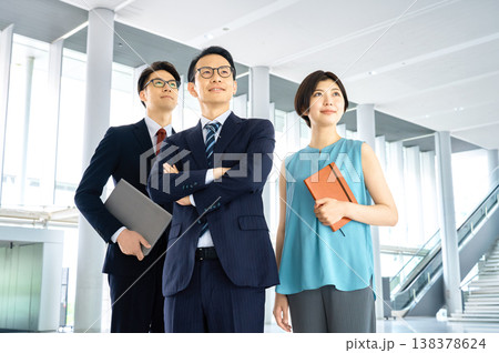 オフィスで未来を見据える日本人ビジネスチーム 3人 男女 自信 成功 コンセプト 138378624