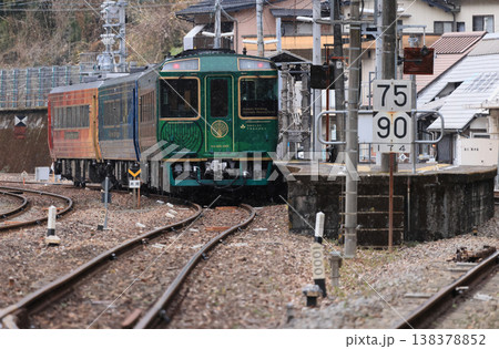 小雪舞う大歩危駅、折り返しで停車中の観光列車「四国まんなか千年ものがたり」 小雪舞う大歩危駅、折り返しで停車中の観光列車「四国まんなか千年ものがたり」 138378852