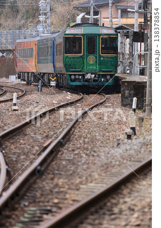 小雪舞う大歩危駅、折り返しで停車中の観光列車「四国まんなか千年ものがたり」 小雪舞う大歩危駅、折り返しで停車中の観光列車「四国まんなか千年ものがたり」 138378854