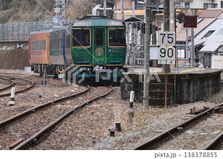 小雪舞う大歩危駅、折り返しで停車中の観光列車「四国まんなか千年ものがたり」 138378855