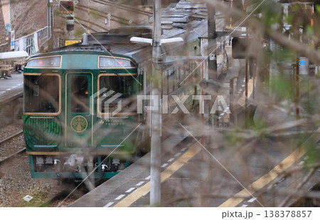 小雪舞う大歩危駅、折り返しで停車中の観光列車「四国まんなか千年ものがたり」 138378857