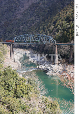 R四国の観光列車「四国まんなか千年ものがたり」が大歩危峡の第2吉野川橋梁を行く 138378861