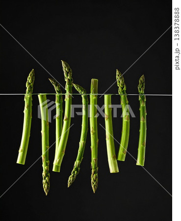 黒背景に浮かぶアスパラガス 138378888