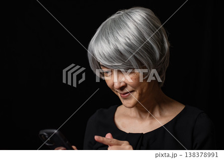 スマートフォンを操作するシニア女性のイメージ 138378991