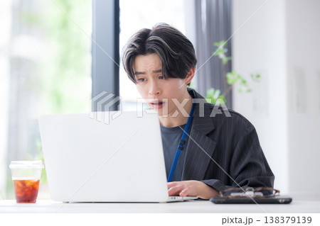 画面を見て驚く若手社員のトラブル発見とビジネスシーン 画面を見て驚く若手社員のトラブル発見とビジネスシーン 138379139
