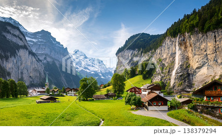 滝のあるスイスの渓谷の村の風景のイラスト 138379294