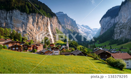 滝のあるスイスの渓谷の村の風景のイラスト 138379295