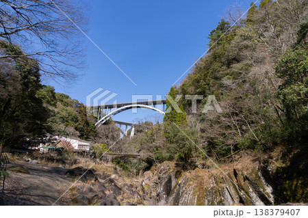 高千穂の大自然と二つの橋(柱状節理と高千穂大橋と神橋) 高千穂の大自然と二つの橋(柱状節理と高千穂大橋と神橋) 138379407