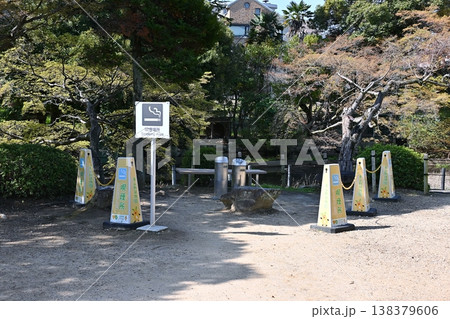 東山動物園喫煙所 138379606