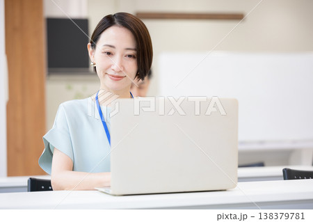 社内でデスクワークする女性 フリーアドレスのイメージ 社内でデスクワークする女性 フリーアドレスのイメージ 138379781