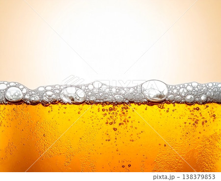 泡と気泡が広がる黄金色のビール背景 138379853