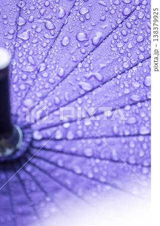 傘についた雨粒・梅雨・雨のイメージ 傘についた雨粒・梅雨・雨のイメージ 138379925