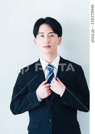 スーツを着た若い男性 138379946