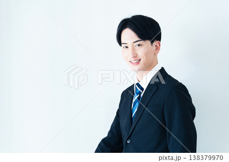 スーツを着た若い男性 スーツを着た若い男性 138379970