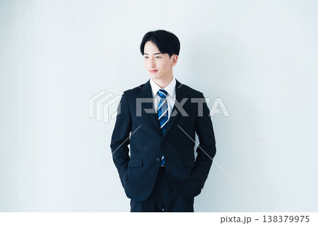 スーツを着た若い男性 138379975