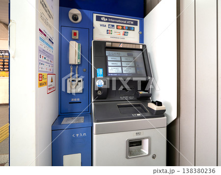駅に設置された現金自動預け払い機 駅に設置された現金自動預け払い機 138380236