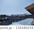 大きな施設と晴れた空 138380258