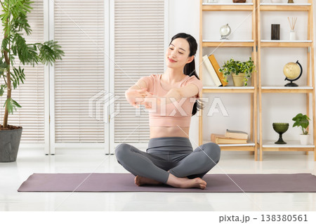ストレッチをする女性 ストレッチをする女性 138380561