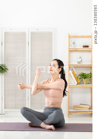 ストレッチをする女性 ストレッチをする女性 138380565