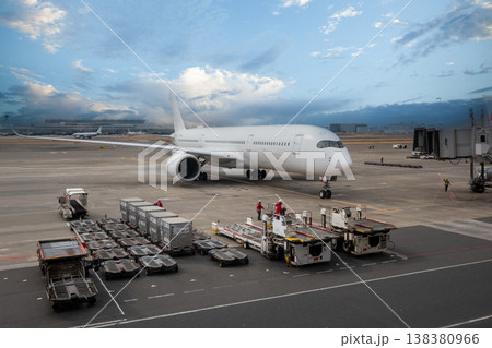 荷物を積み込み、滑走路に向かう飛行機 荷物を積み込み、滑走路に向かう飛行機 138380966