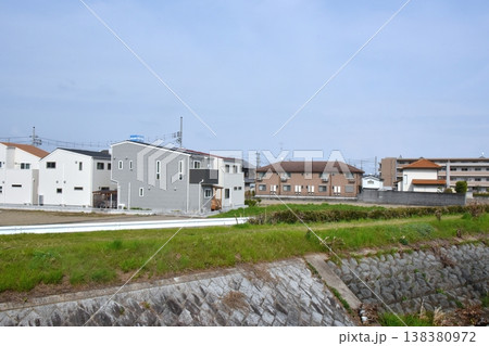 伊丹市 駄六川沿いの西から東方向を望む住宅地 伊丹市 駄六川沿いの西から東方向を望む住宅地 138380972