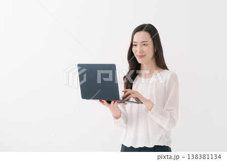 パソコンで仕事をする女性 138381134