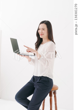 パソコンで仕事をする女性 パソコンで仕事をする女性 138381270