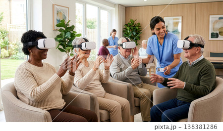 介護施設でVR体験を楽しむ多国籍なシニアグループとスタッフ。最新技術によるレクリエーション 138381286