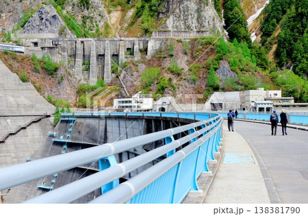 5月の黒部ダム　　　信州の自然　　　信州の風景　　　信州の景色 138381790