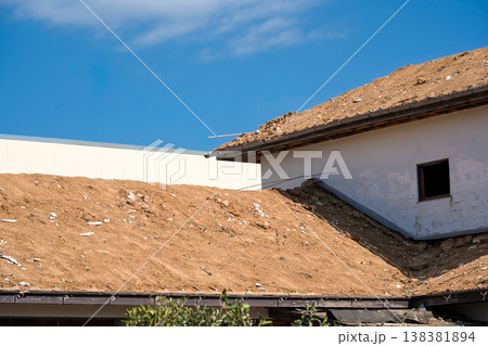 古い木造住宅の解体現場　土で葺いた屋根 138381894