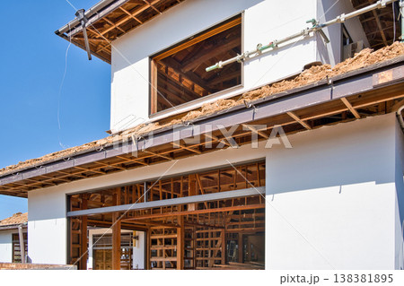 古い木造住宅の解体現場 土で葺いた屋根 古い木造住宅の解体現場 土で葺いた屋根 138381895