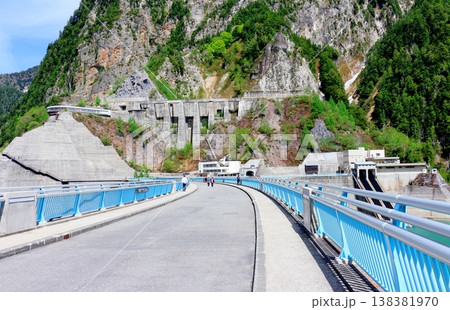 5月の黒部ダム　　　信州の自然　　　信州の風景　　　信州の景色 138381970