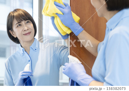 拭き掃除をするシニアの女性清掃スタッフ 138382073