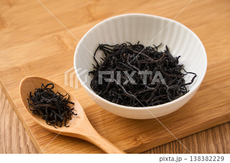 乾燥ひじき 白い小鉢に盛った和食素材 138382229
