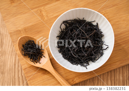 乾燥ひじき 白い小鉢に盛った和食素材 138382231