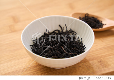 乾燥ひじき 白い小鉢に盛った和食素材 138382235