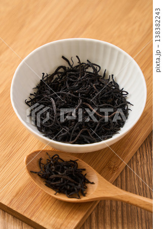 乾燥ひじき 白い小鉢に盛った和食素材 138382243