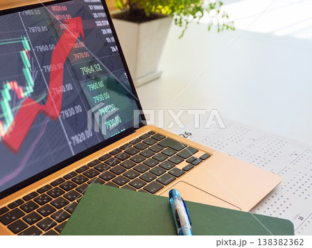 株価上昇を示す分析PC画面 株価上昇を示す分析PC画面 138382362