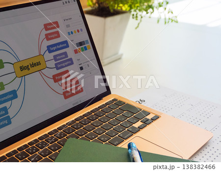 マインドマップ作業中のPC画面 138382466