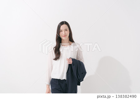 スーツの女性の上半身ポートレート 138382490