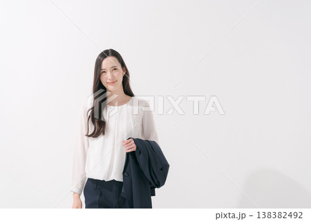 スーツの女性の上半身ポートレート 138382492