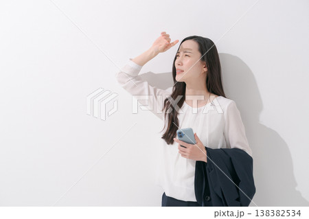 暑い夏にスーツで働く女性イメージ 暑い夏にスーツで働く女性イメージ 138382534